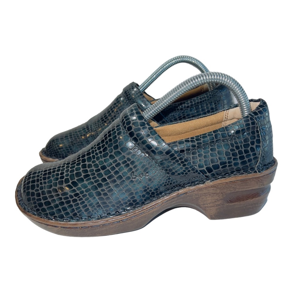 B.O.C. Dark Blue Faux Crocodile Clogs Faux Wood Bases Nursing Shoes Size 8.5M